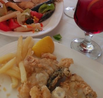 Ensalada variada y rape rebozado con patatas fritas