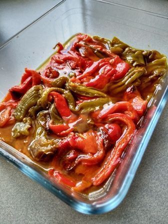 Pimientos asados y aliñados con aceite, vinagre y sal
